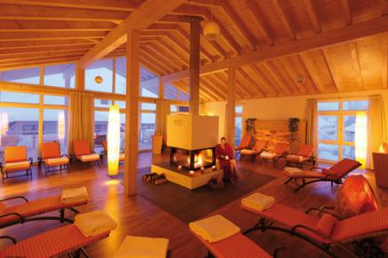 Ruheraum mit Salzsteinlampe und Kamin
