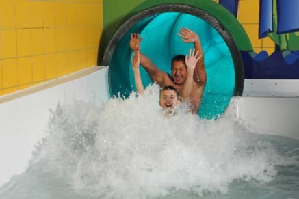 Spa&szlig; mit Papa in der Gurkenr&ouml;hre