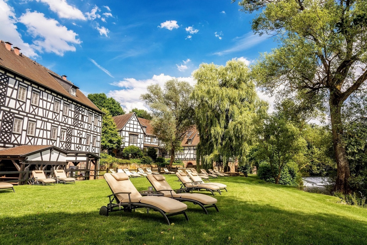 Inmitten von Wald und Wiesen und direkt am Ufer der fränkischen Saale liegt das Neumühle Resort & SPA