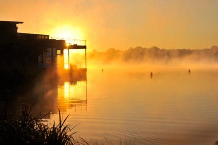 Bildquelle: Resort Mark Brandenburg bietet breites Saunaangebot u.a. mit schwimmender Seesauna, Yoga, Rückenschule etc.