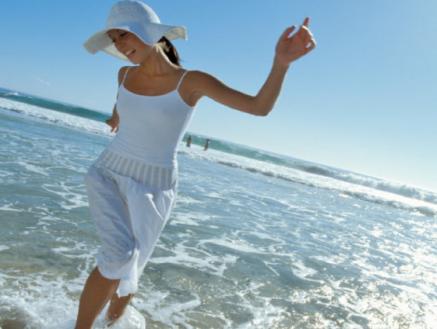 Ungetrübter Sonnenspass am Strand von Damp mit Sonnencreme, Sonnenhut und einer gesunden Portion Kleidung