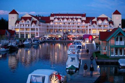 Blick auf das Hotel bei Nacht (Bildquelle: Maritim Hafenhotel Rheinsberg)