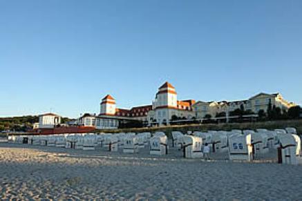 Die Frühlingssonne strahlt auf das Travel Charme Kurhaus Binz, Rügen