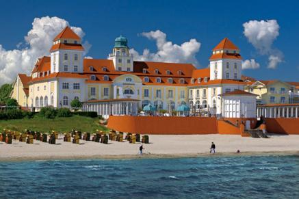 Die letzten Spuren des Winters am Kurhaus Binz auf Rügen