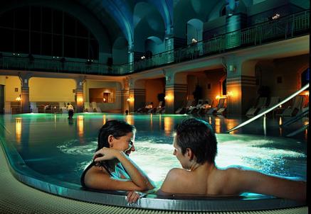 Candle Light Schwimmen in der Bartholomäus-Therme in Hamburg