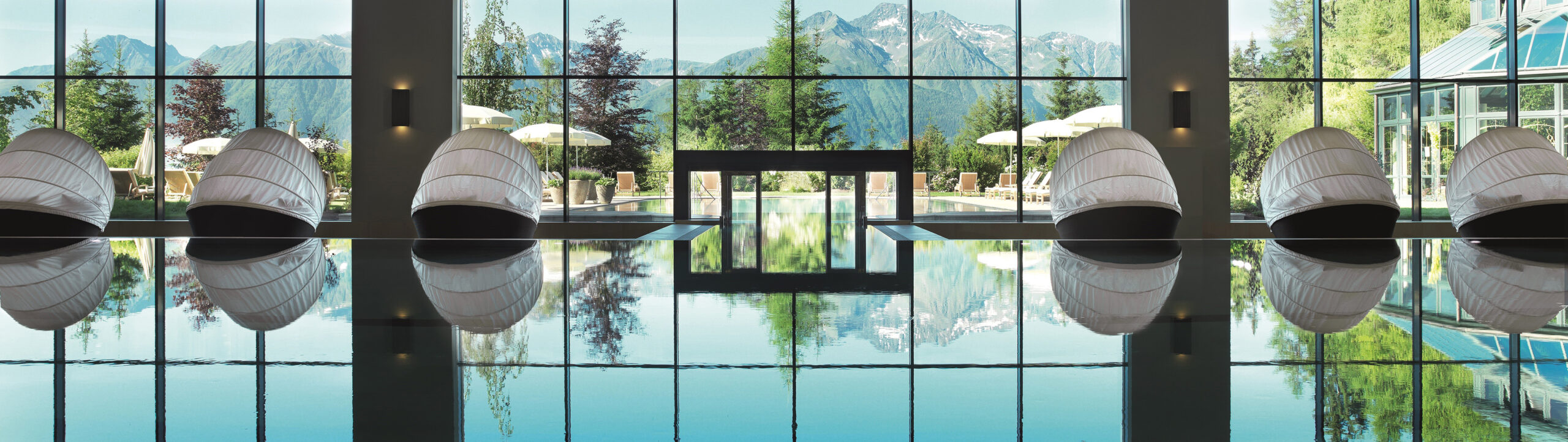 SpaCamp Blick vom Innenpool im Interalpen-Spa. Foto: Interalpen Hotel-Tyrol