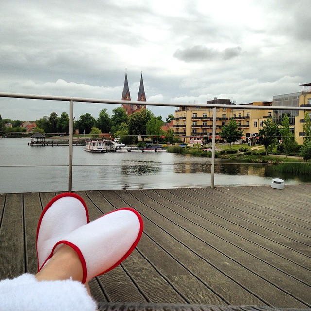 Zeit zu Zweit – Auf dem Dach der schwimmenden Seesauna im Resort Mark Brandenburg