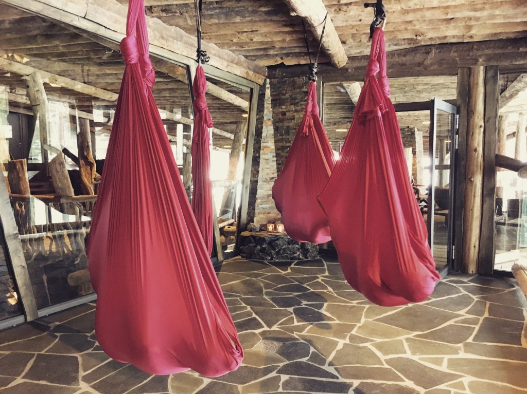 Entspannung im Aerial Yoga Tuch