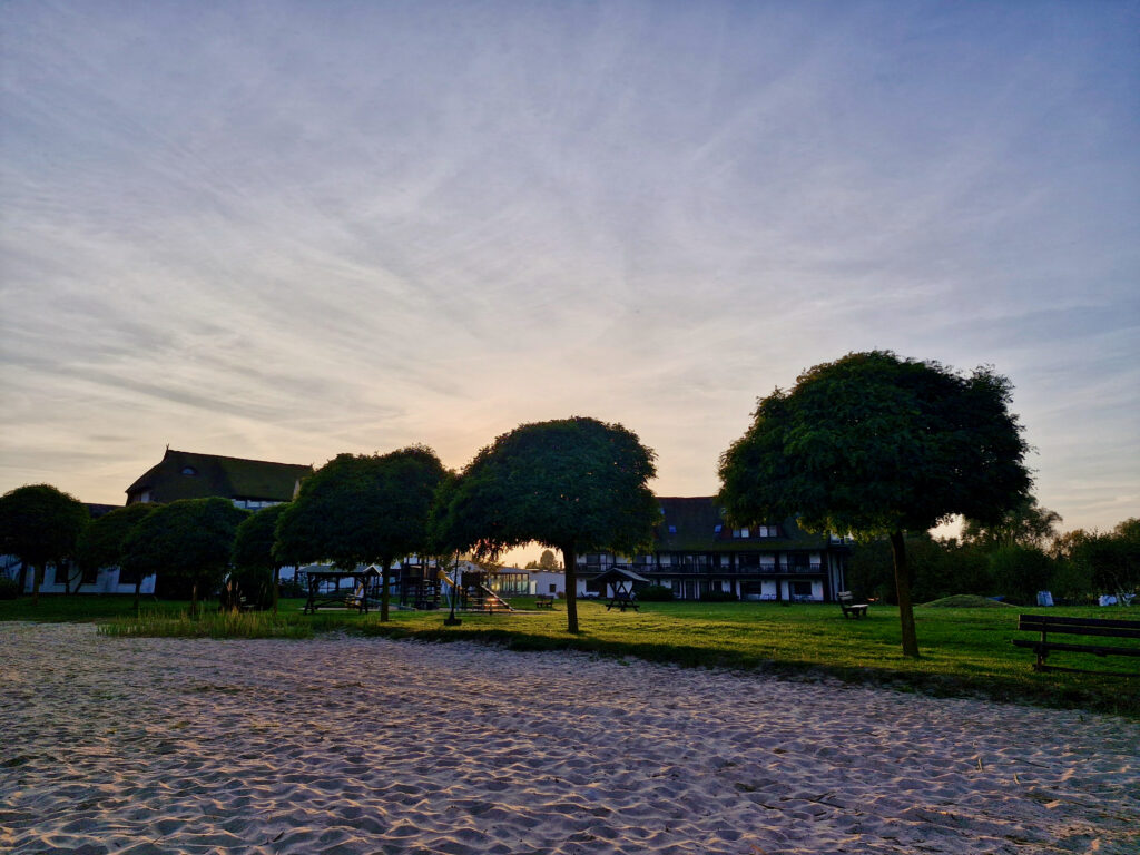 Stettiner Haff Sehenswuerdigkeiten, Blick vom Strand auf das Haffhus 