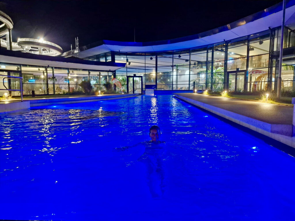 Therme Willingen, Aussenbereich am Abend alles ist blau beleuchtet, ganz allein im Wasser