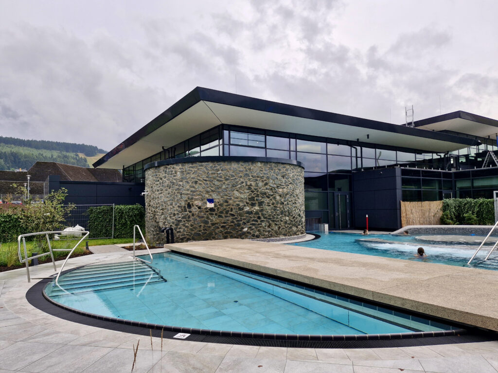 Floatingbecken Lagunen-Erlebnisbad Willingen Therme Aussen mit 17 Prozent Solegehalt