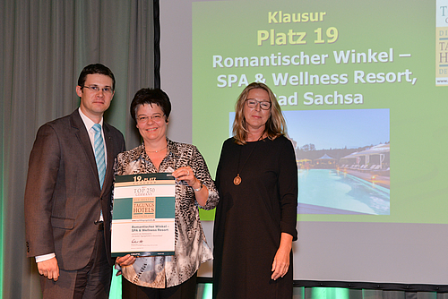 Feierliche Auszeichnung als TOPTagungshotel, v.l.: Matthias Reuter, Direktionsassistent im Romantischen Winkel, Ulrike Hellmich, Projektleiterin Conference & Travel Management im Romantischen Winkel, sowie Uta Müller, Mitglied im Autorenteam Top 250 Tagungshotels. Bildquelle: Top250Tagungshotels.de.