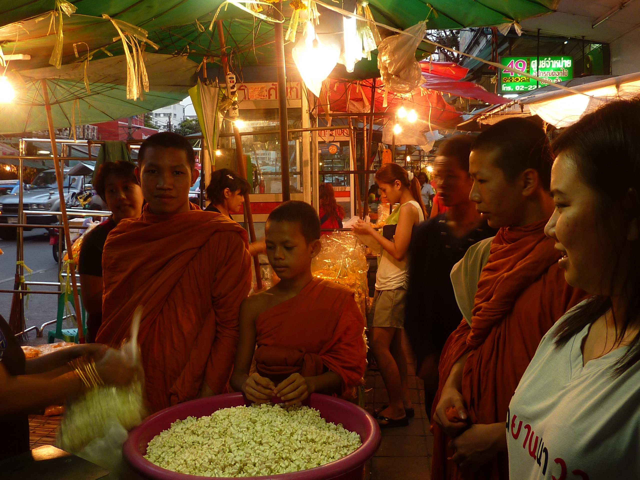 Auf dem Blumenmarkt in Bangkok mit Novizen