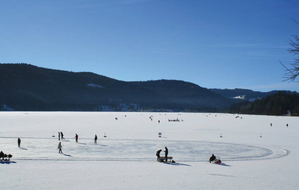 Mit Schlittschuhen auf den Titisee