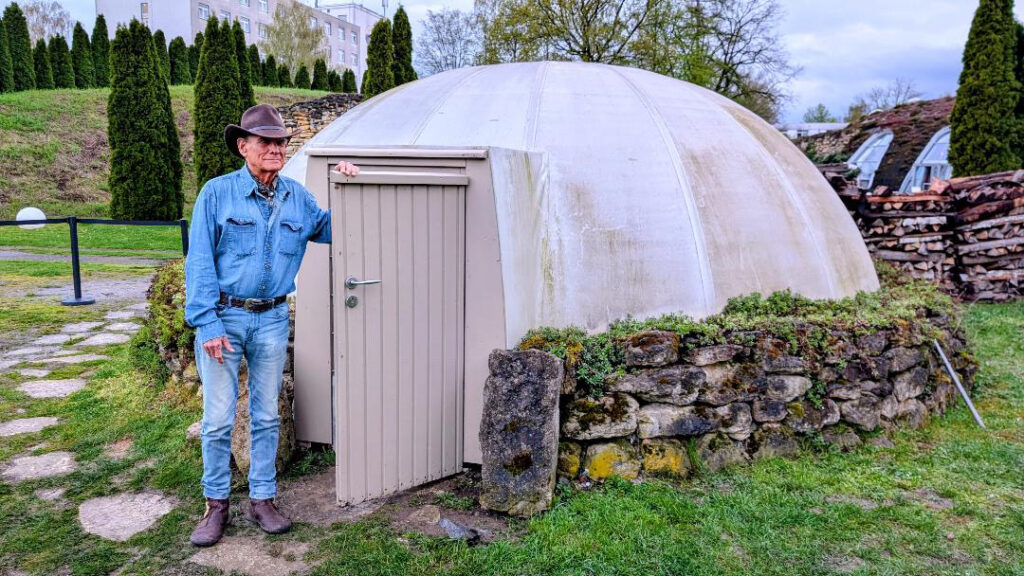 Tom Blue Wolf an der Eingangstuer zur Sweat Lodge nach Ende der Zeremonie