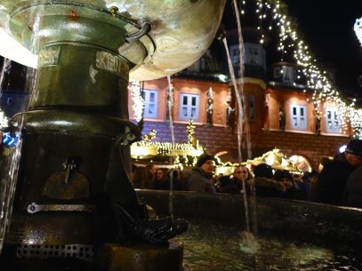 Goslar Adlerbrunnen mit Blick auf das Kaemmereihaus