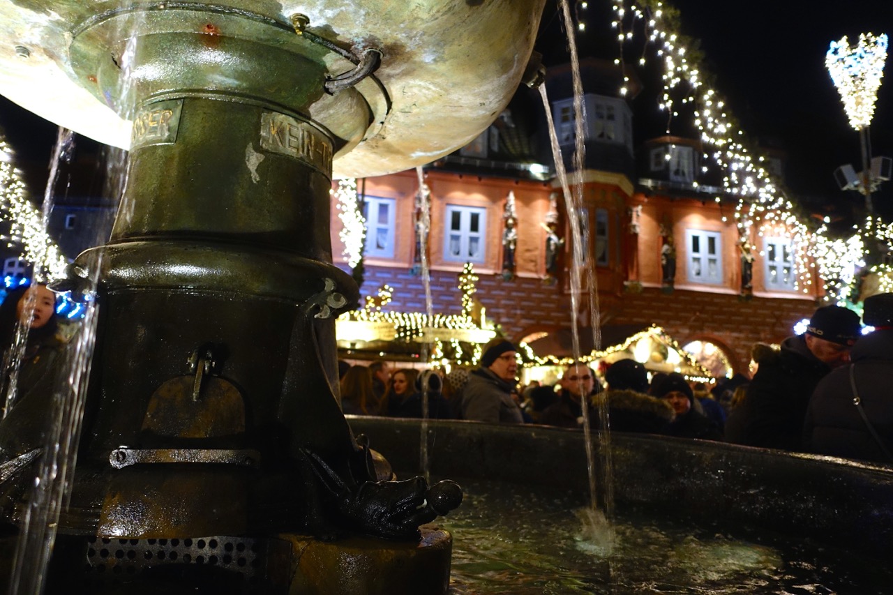 Goslar Adlerbrunnen mit Blick auf das Kaemmereihaus