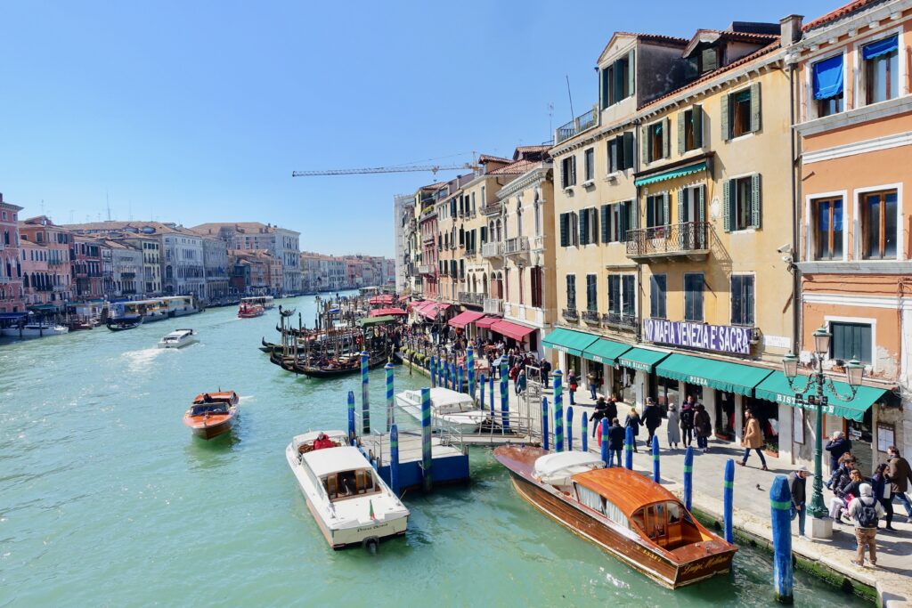Reisetrends Sommerurlaub - wohin reisen die Deutschen? Blick von der Bruecke auf die Hausfassaden und Kanaele in Venedig