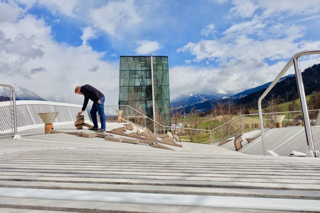 Swarovski Welten Garten mit Spielturm im Hintergrund