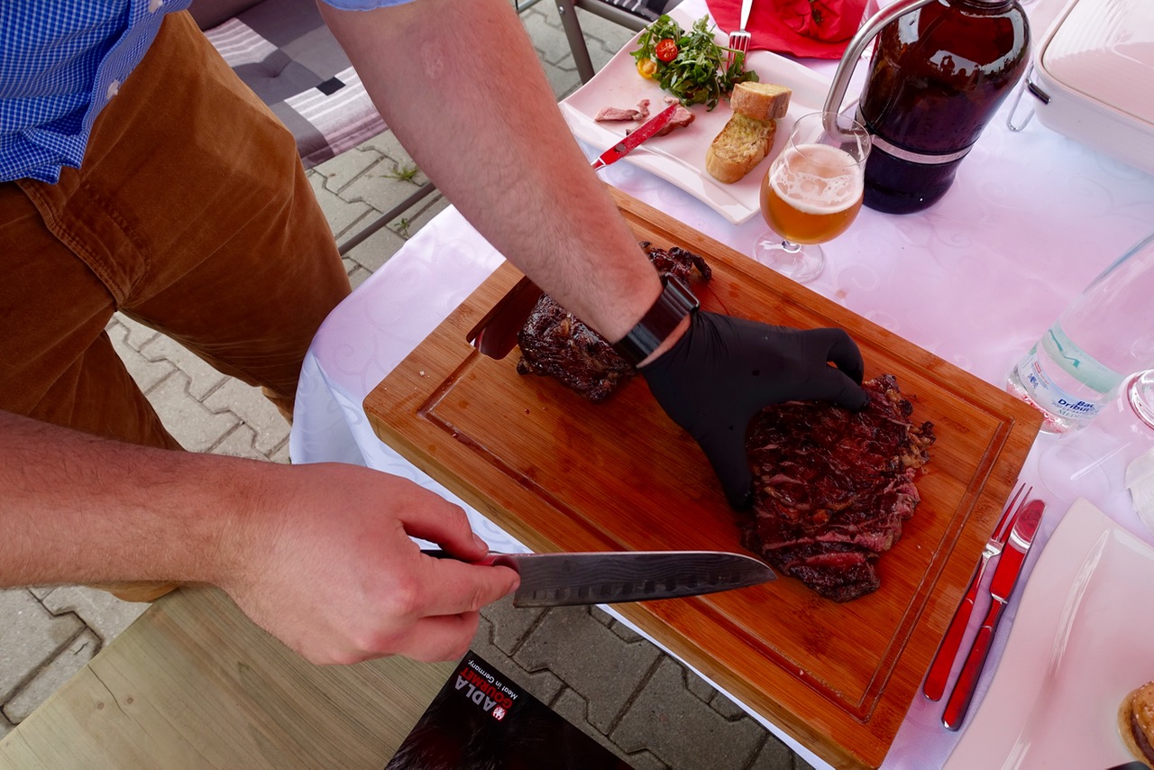 Wir dürfen den Grill-Experten über die Schulter schauen