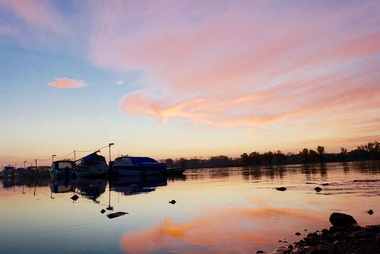 Sonnenaufgang am Rhein