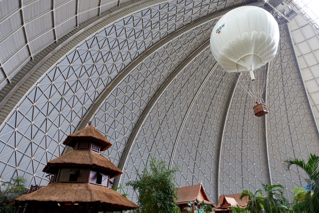Tropical Island Angebot - Mit dem Ballon durch den Dome