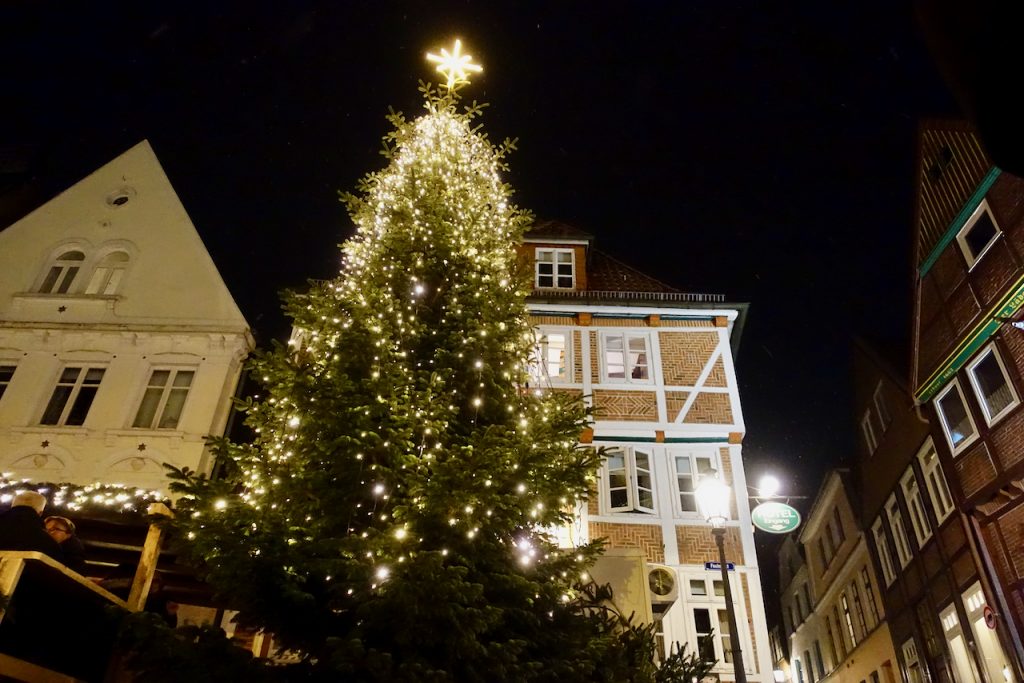 Weihnachtsmarkt vor historischer Kulisse einer Hansestadt in der Metropolregion Hamburg