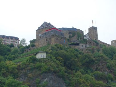 Blick hinauf zum Schloss und zur Burg Rheinfels