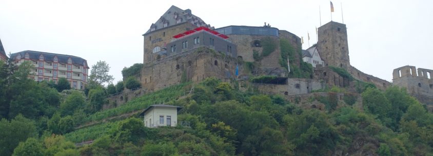 Blick hinauf zum Schloss und zur Burg Rheinfels