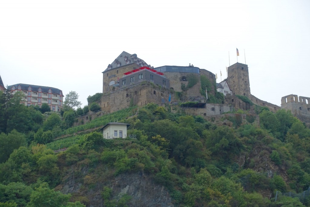 Blick hinauf zum Schloss und zur Burg Rheinfels