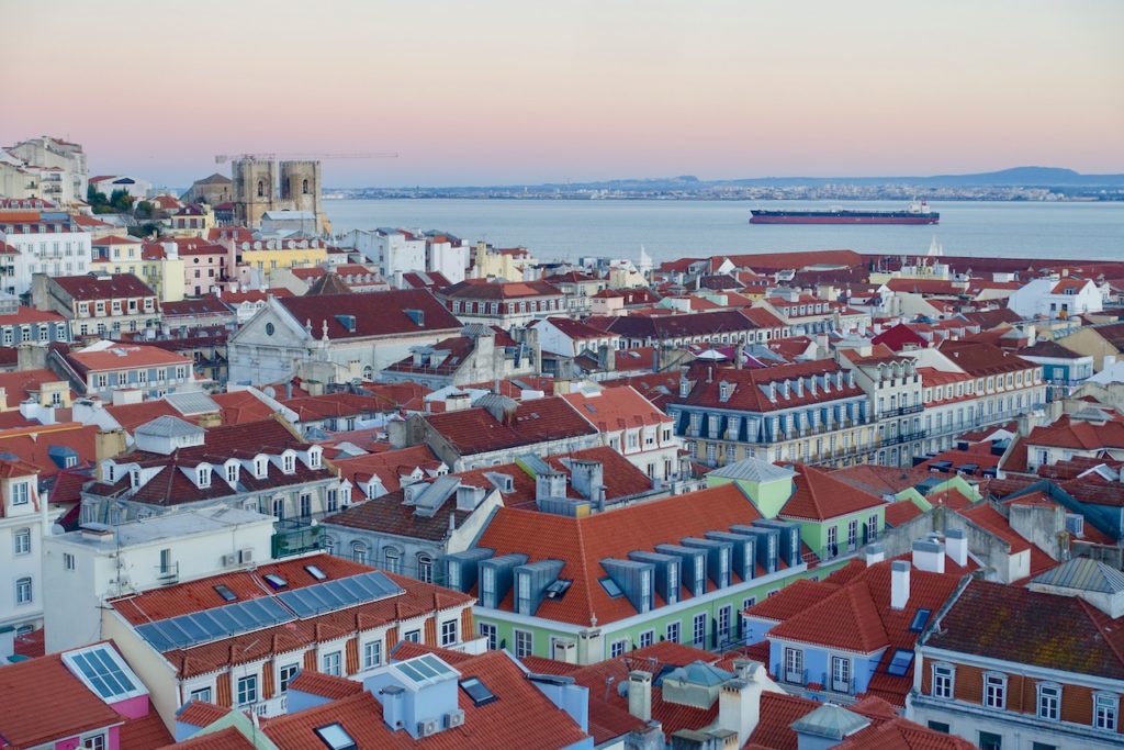 Blick über Lissabon zum Sonnenuntergang