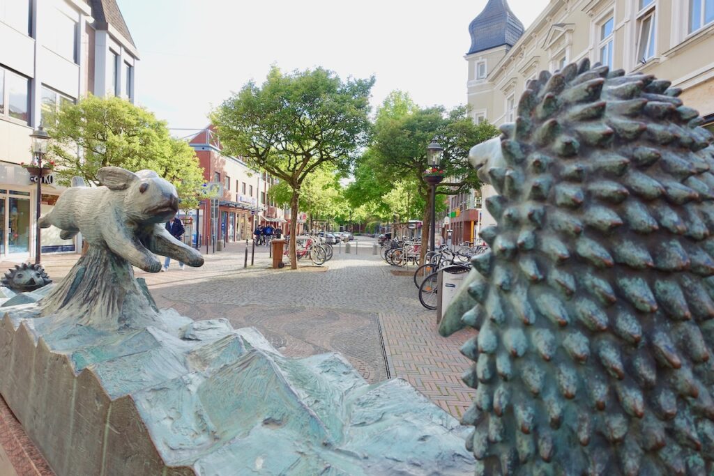 Hase und Igel Figuren in Buxtehude auf der Deutschen Maerchenstrasse