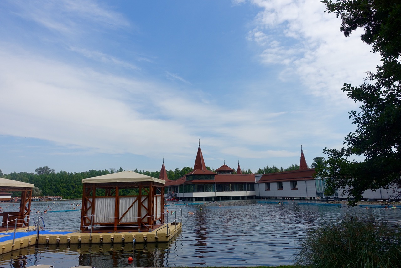 Thermalbad Heviz, Thermalsee im Sommer mit Massagepavillion im See