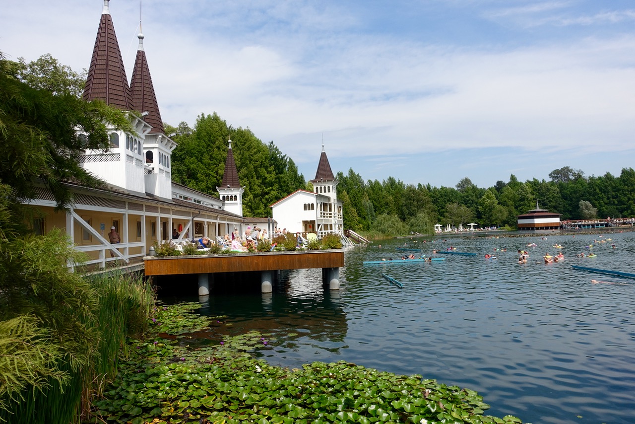 Bad Heviz Thermalbad, Thermalsee im Sommer mit Badehaus