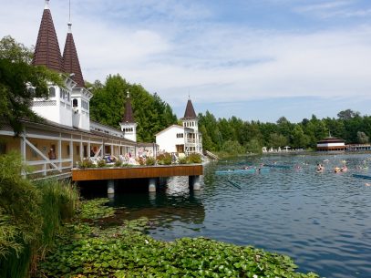 Heilsee Bad Héviz im Sommer mit Seerosen