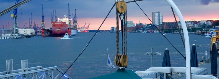 Sonnenuntergang über dem Hamburger Hafen