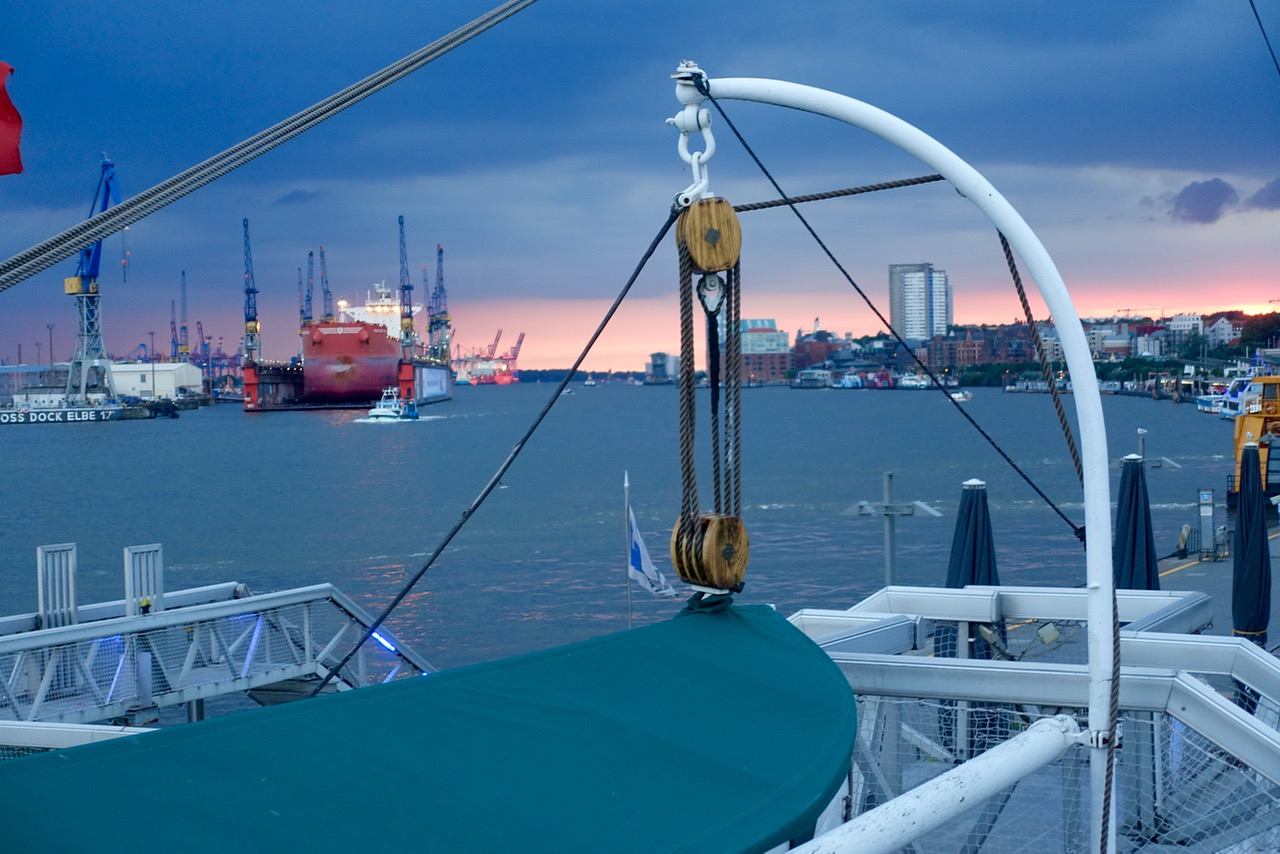 Sonnenuntergang über dem Hamburger Hafen