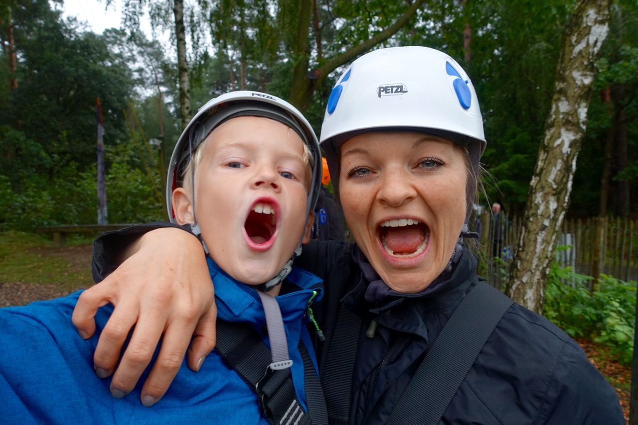 Ja wir schaffen das – Gleich gehts auf den Kletterturm am See im Center Parcs Bispinger Heide