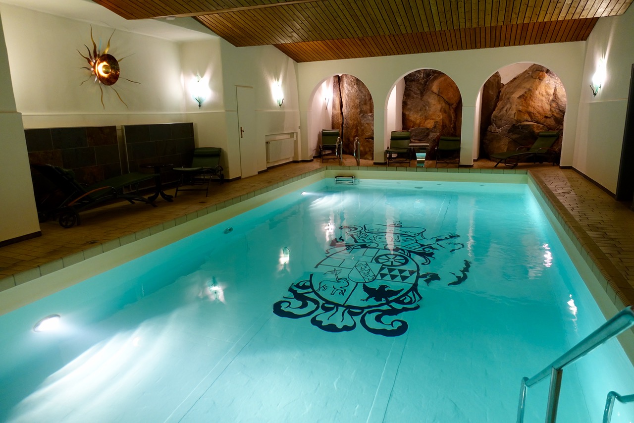 Schwimmbad in den Fels gehauen – Kurfürstliches Amtshaus Dauner Burg