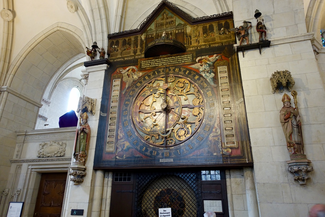 Astronomische Uhr mit Glockenspiel