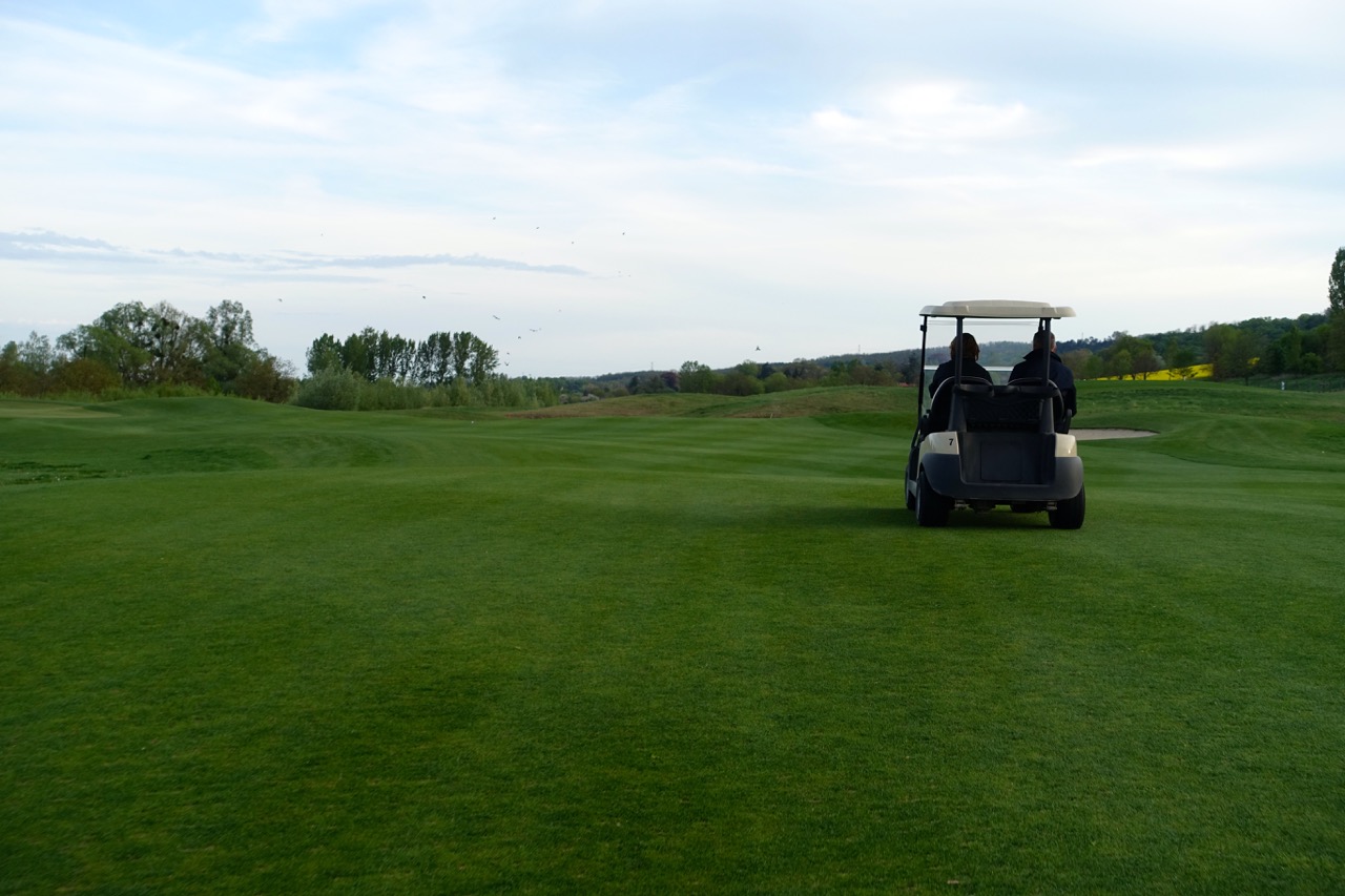 Mit dem Golfcart über den Platz – Golf Resort Zala Springs