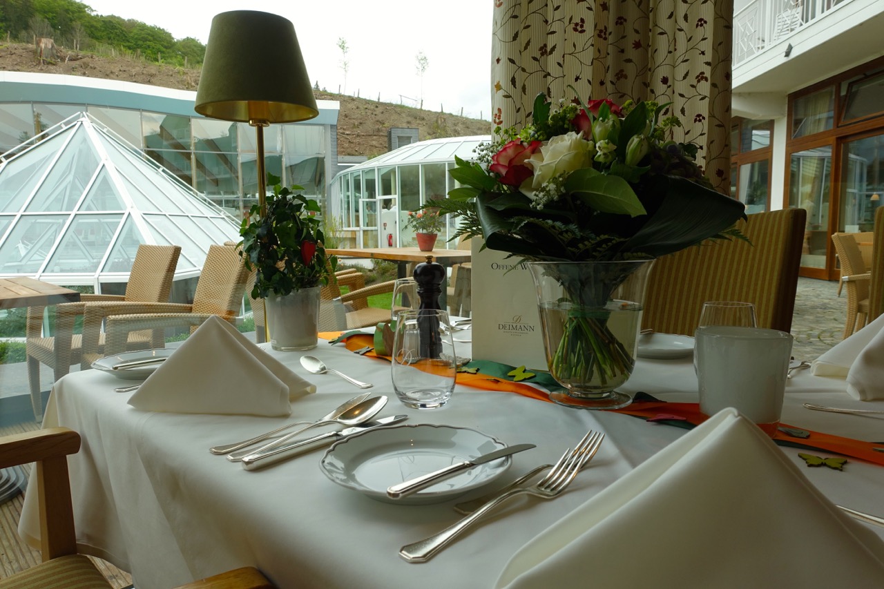 Hotel Deimann Frühstück im Restaurant mit Blick in den Garten