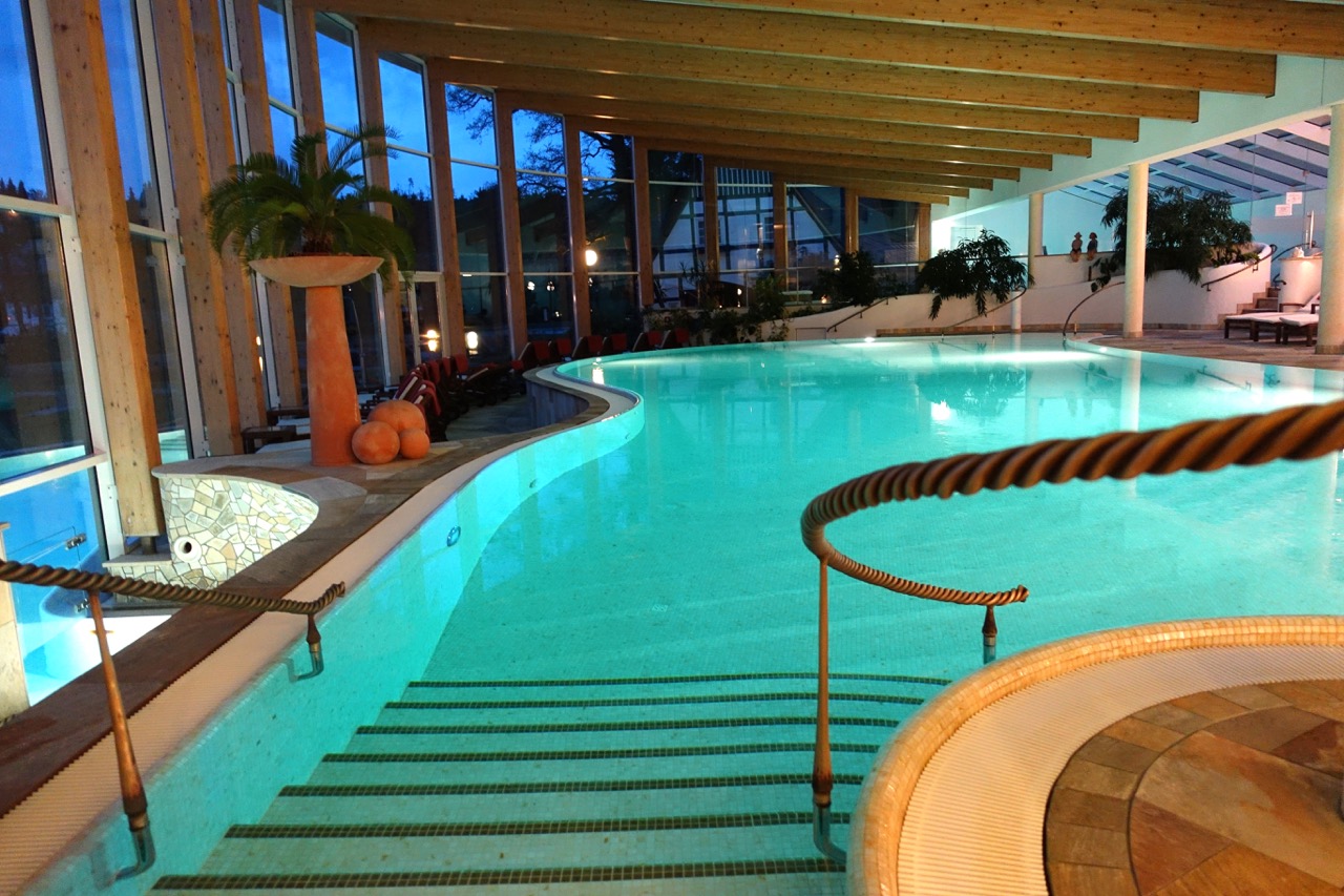 Pool im Hotel Deimann – zur blauen Stunde