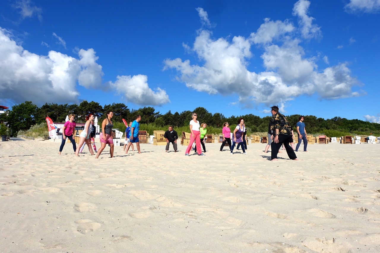 Yoga am Strand von Usedom