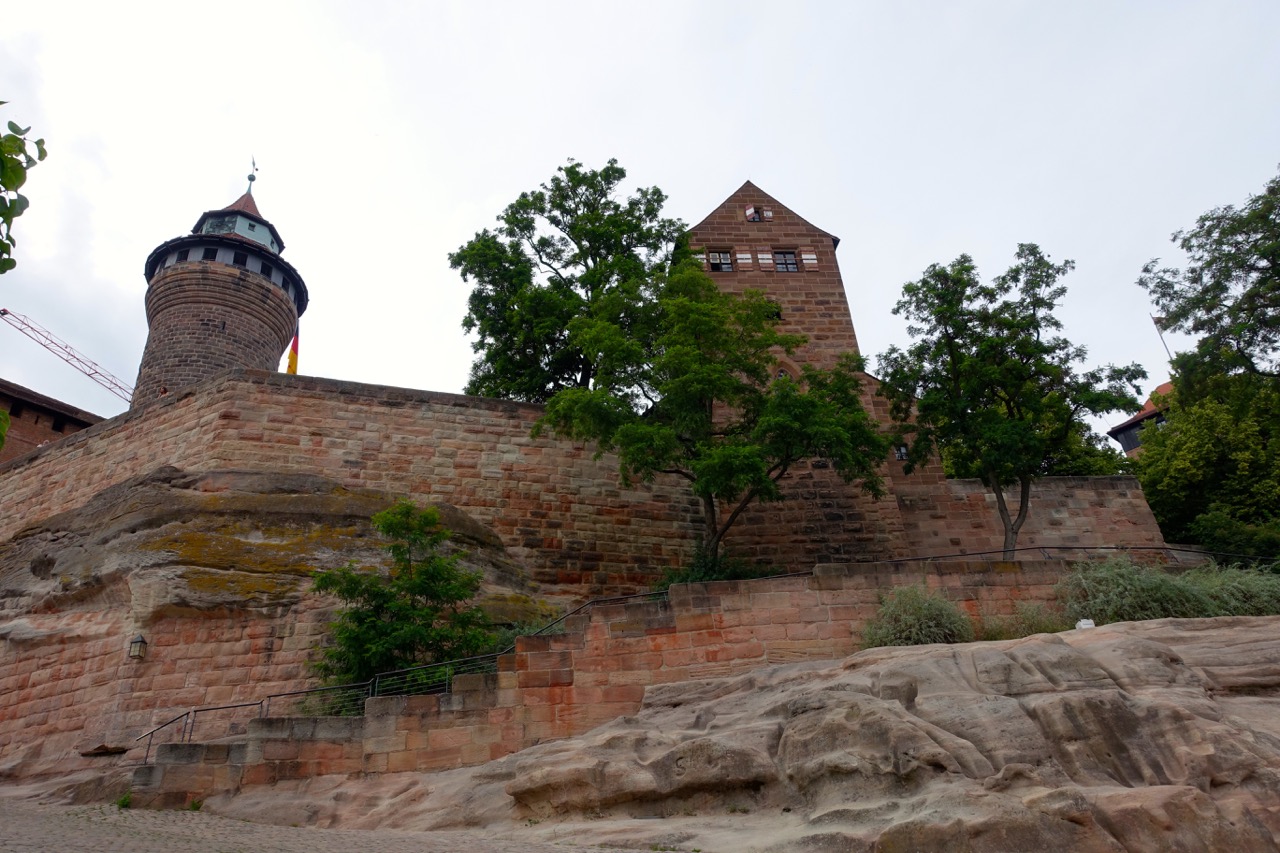 Blick hoch zur Burg