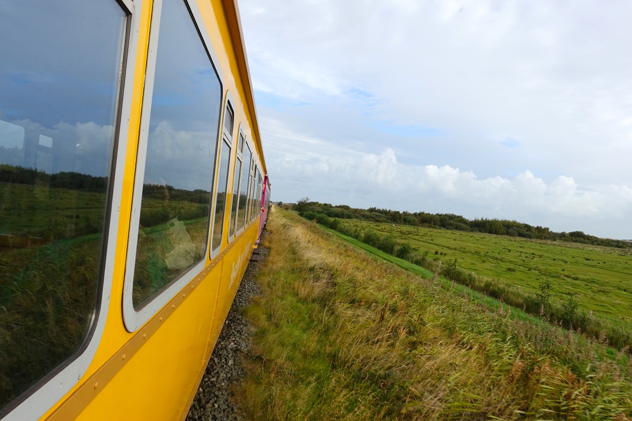 Per Inselbahn gehts weiter über die Nordseeinsel Langeoog