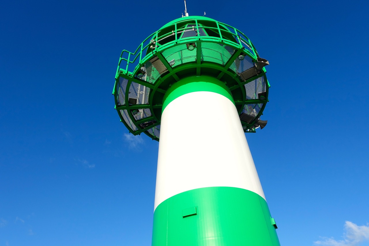 Der gruen-weisse Leutturm in Travemuende