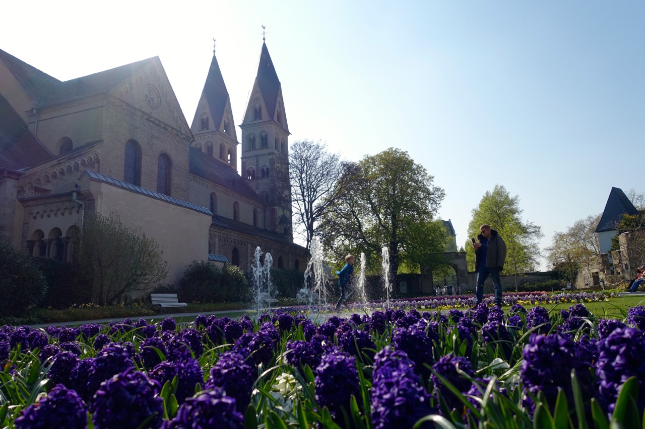 Koblenz Sehenswürdigkeiten: Kirchgarten voller Blumen