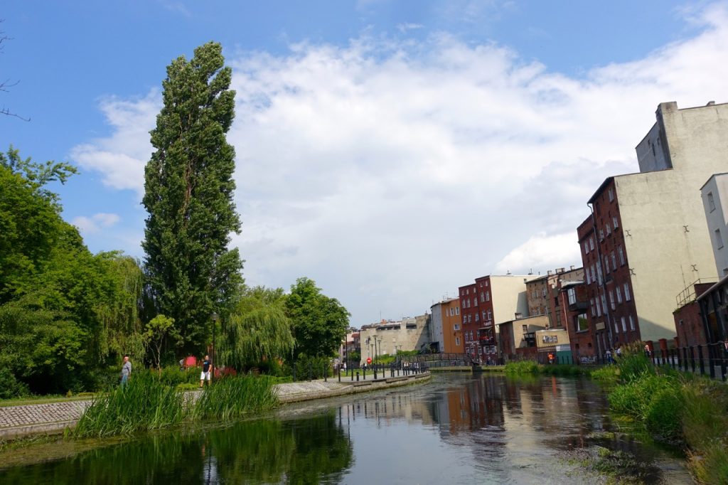 Spaziergang entlang der Muehleninsel Bromberg Polen