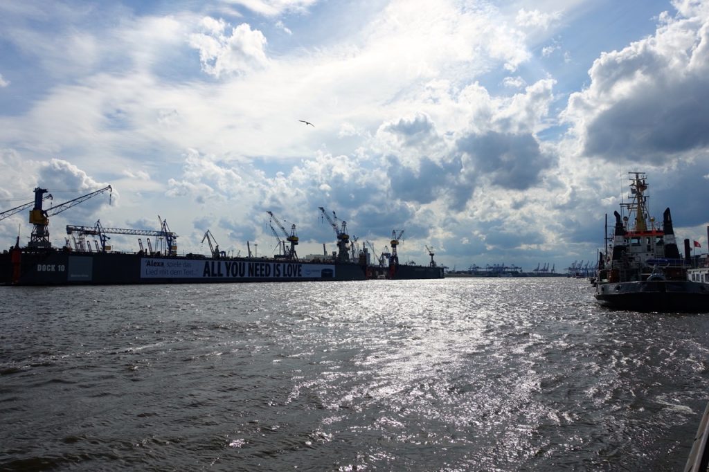 Wandern Hamburg Elbe - Blick auf den Hafen